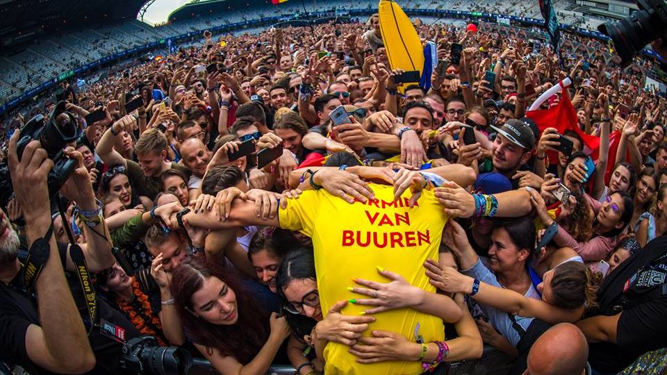 Armin van Buuren pregateste o noua surpriza fanilor din Romania: filmeaza un videoclip in Cluj si cauta figuranti