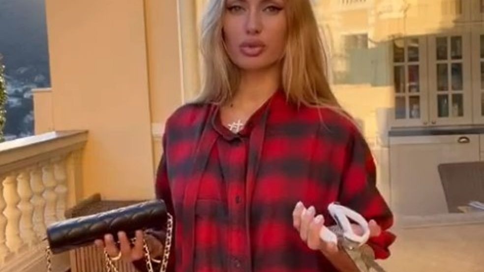 Influencerii ruși își taie gențile Chanel în semn de protest. Diplomația Kremlinului acuză brandul de lux de simpatii naziste