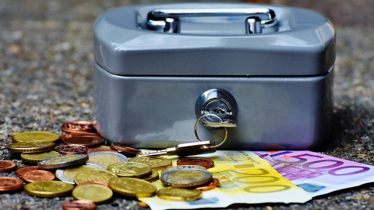 Euro revine sub 4,57 lei, pe o piata apatica
