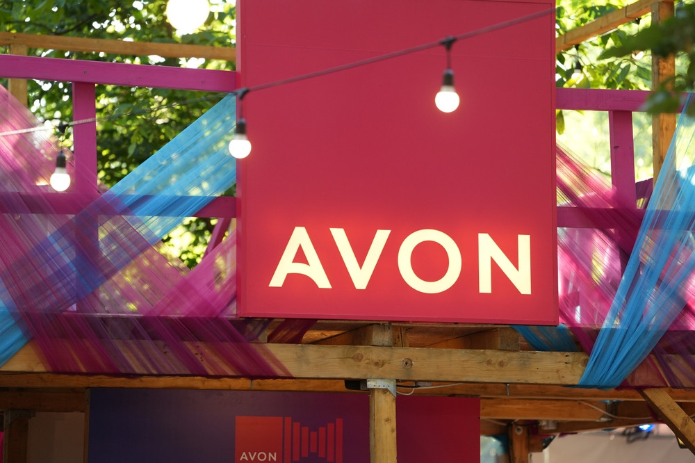 Avon intră în farmaciile Dr.Max: online și în 11 hipermarketuri farmaceutice din România
