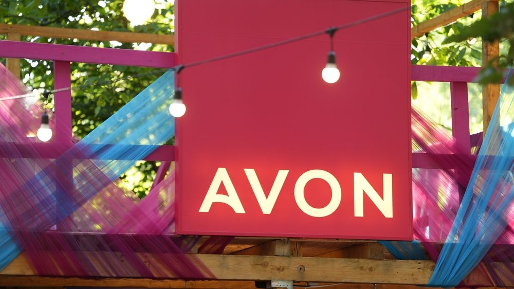 Avon intră în farmaciile Dr.Max: online și în 11 hipermarketuri farmaceutice din România