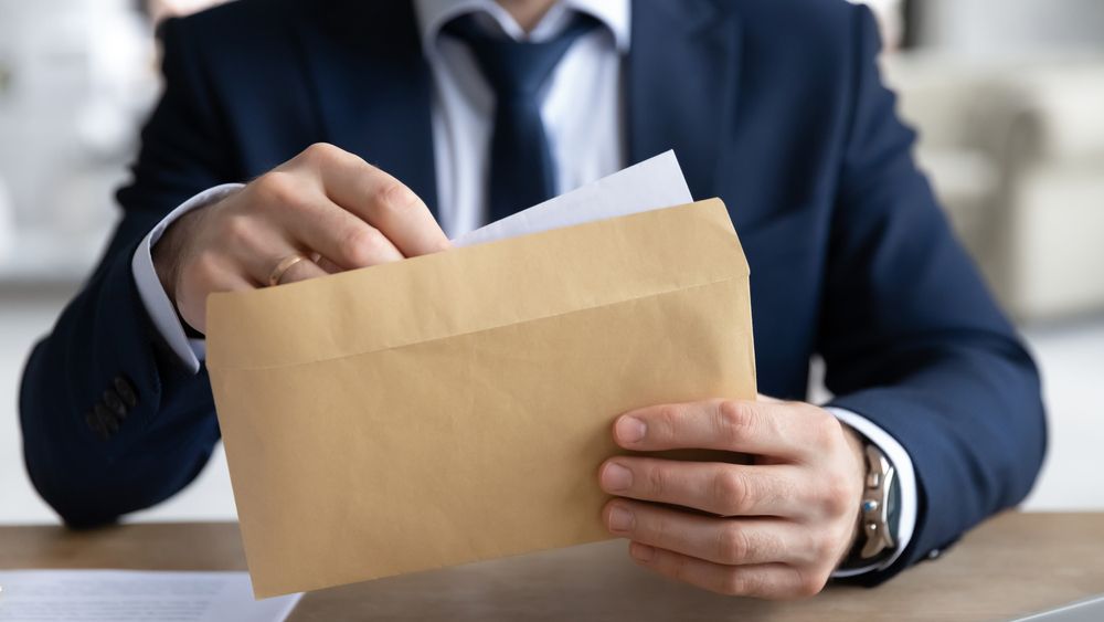 Explozie la Ambasada Ucrainei din Madrid după ce un angajat a deschis o scrisoare capcană