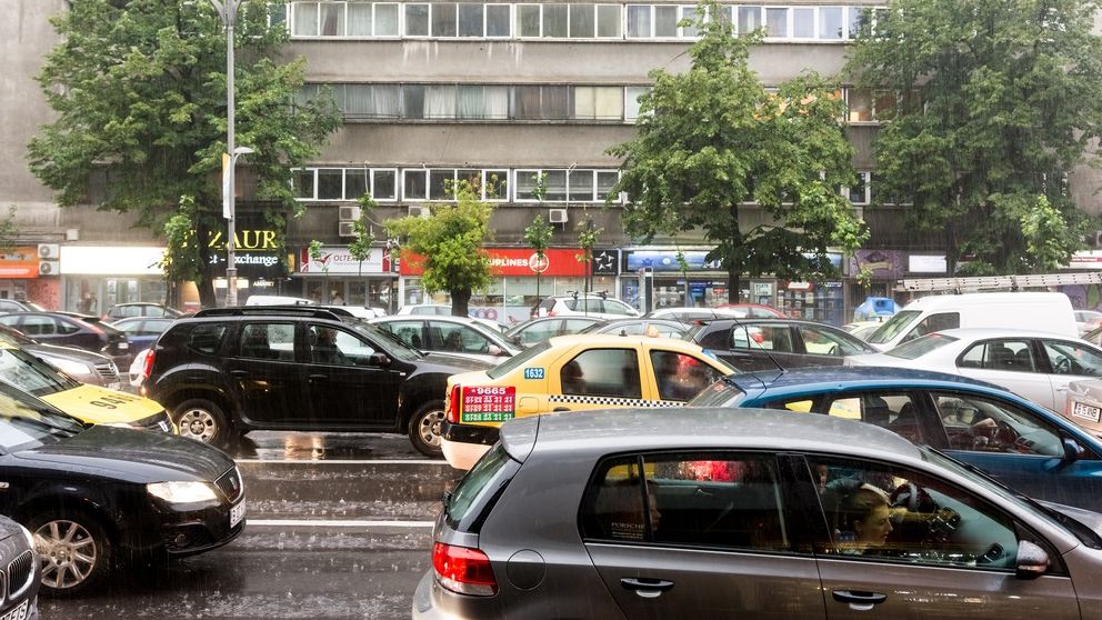 Efectele furtunii din București: Străzi inundate și mașini lovite de copaci