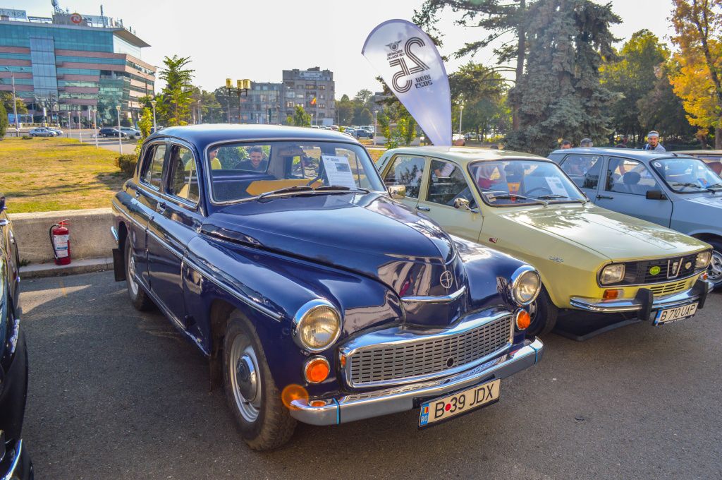 GALERIE FOTO | Mașinile comunismului au făcut baie de mulțime la Operă - Imagine 45