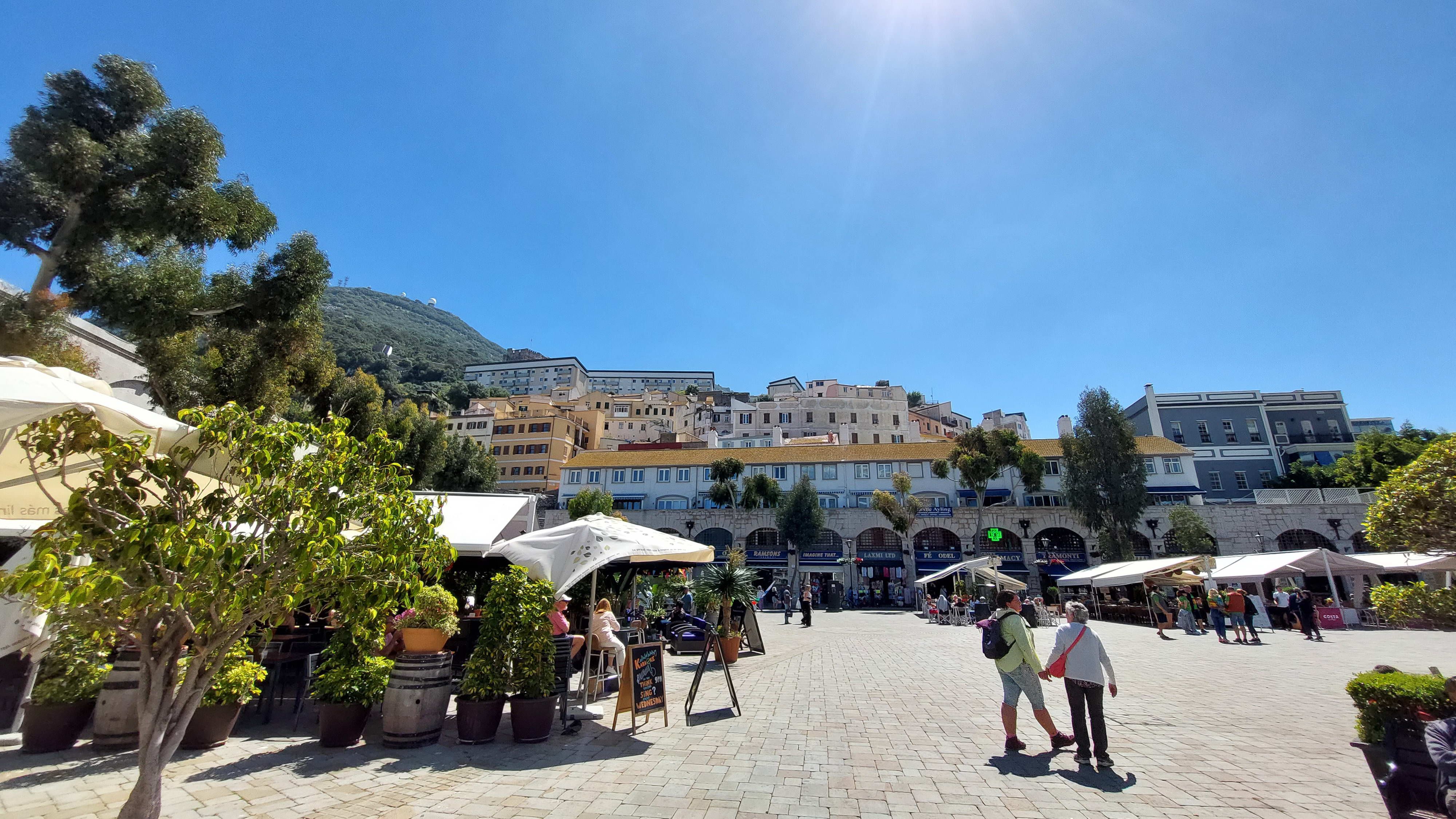[FOTO] Vizită în Gibraltar, un paradis fiscal unde mergi pentru priveliște, maimuțe, alcool și țigări