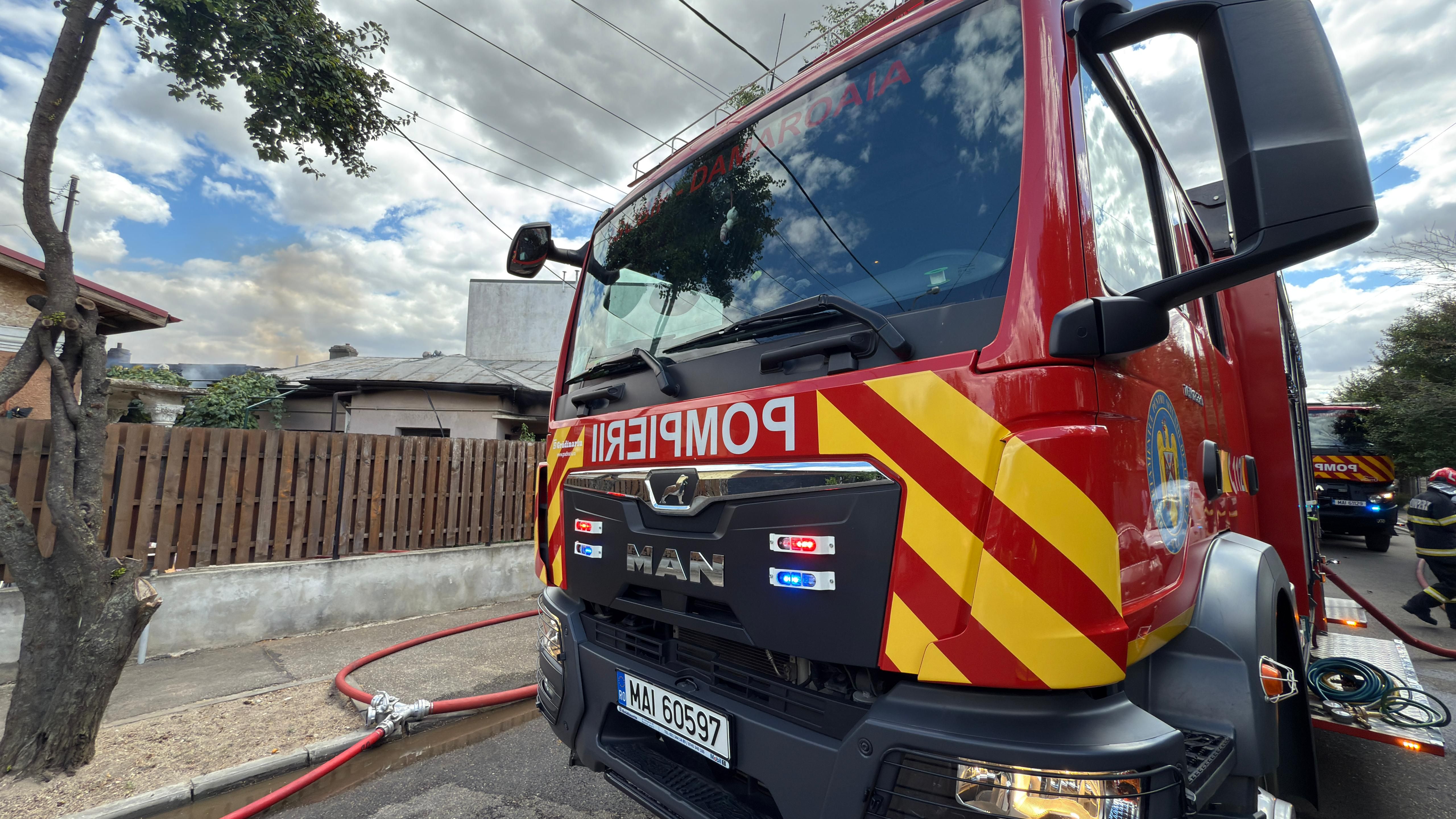 Incendiu puternic în Sectorul 1 din București: focul a cuprins mai multe locuințe pe strada Doamna Stanca