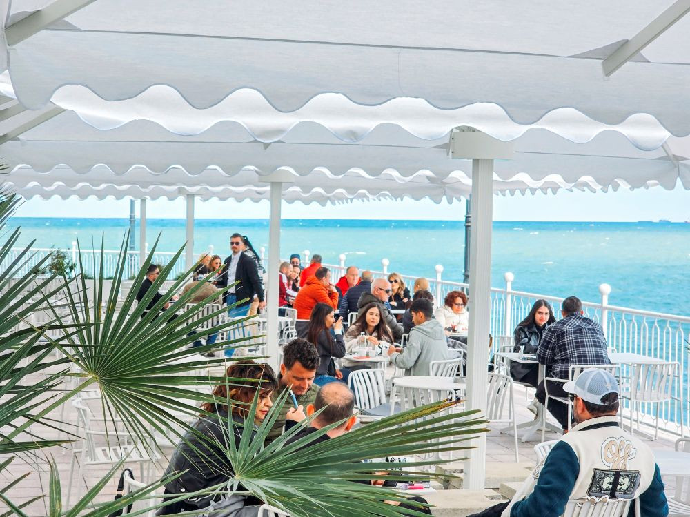 Litoralul are o nouă cafenea cu vedere la mare, în una dintre cele mai cunoscute clădiri din Constanța