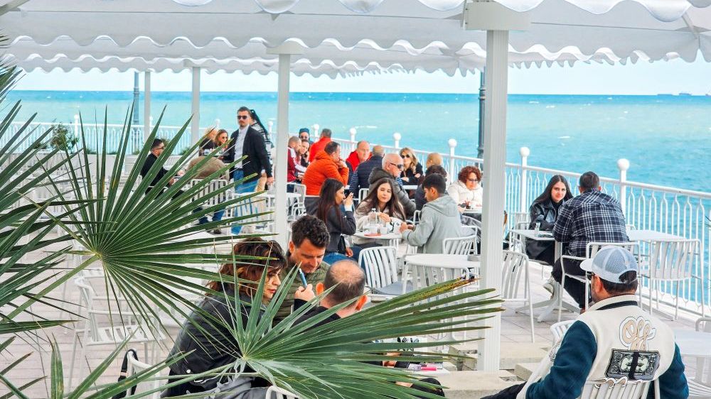 Litoralul are o nouă cafenea cu vedere la mare, în una dintre cele mai cunoscute clădiri din Constanța