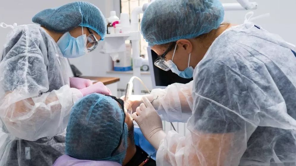 Printre cele mai bănoase meserii: Un medic dentist poate câștiga peste 20.000 lei brut pe lună în România