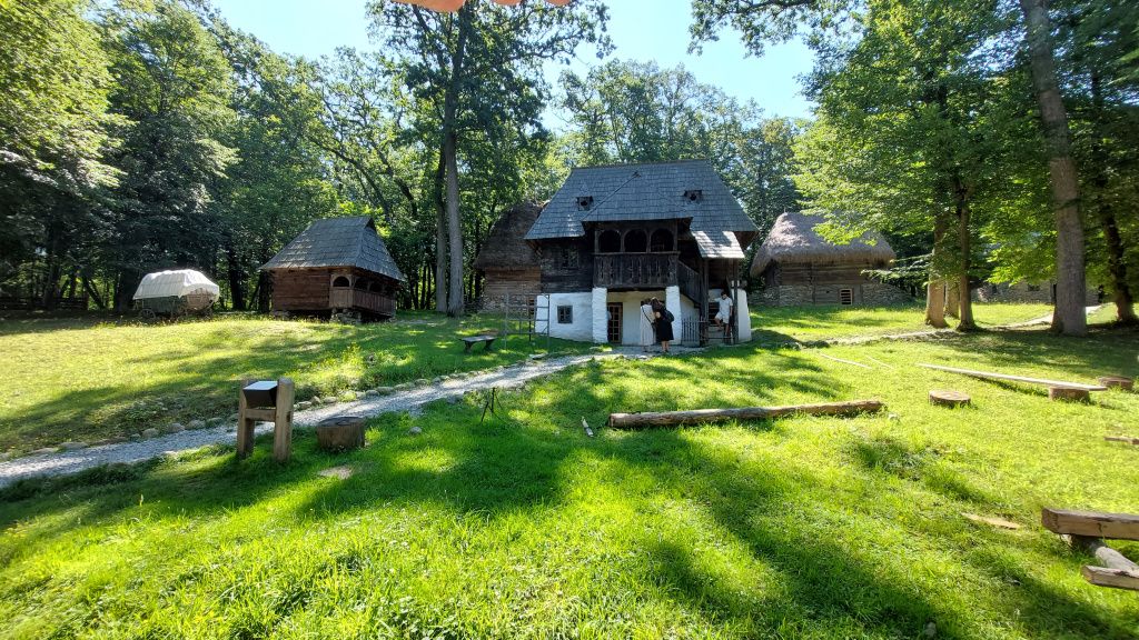 GALERIE FOTO | Cum arată cel mai spectaculos muzeu în aer liber al României - Imagine 119