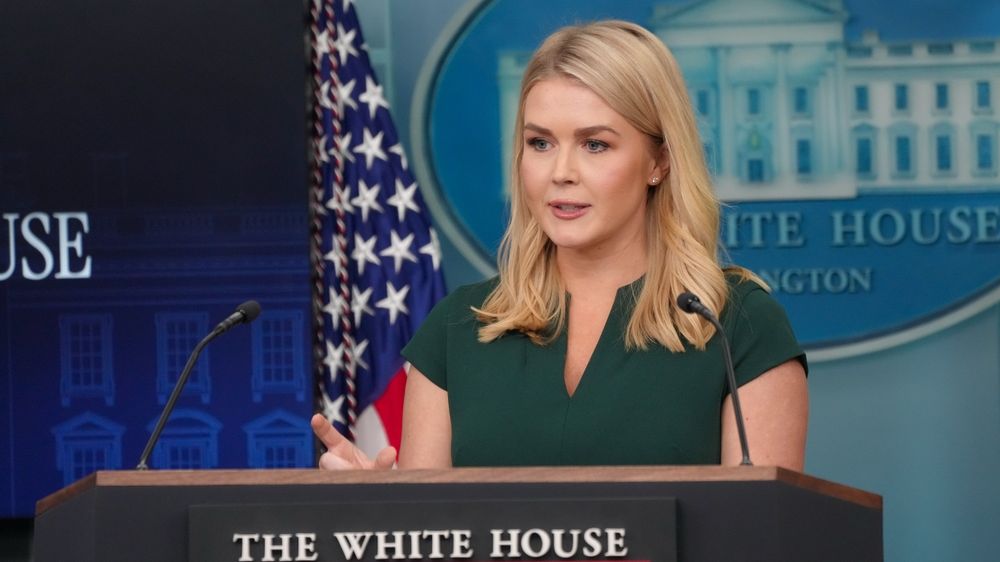 Trump a concediat-o pe Karoline Leavitt, prima secretară de presă Gen Z de la Casa Albă
