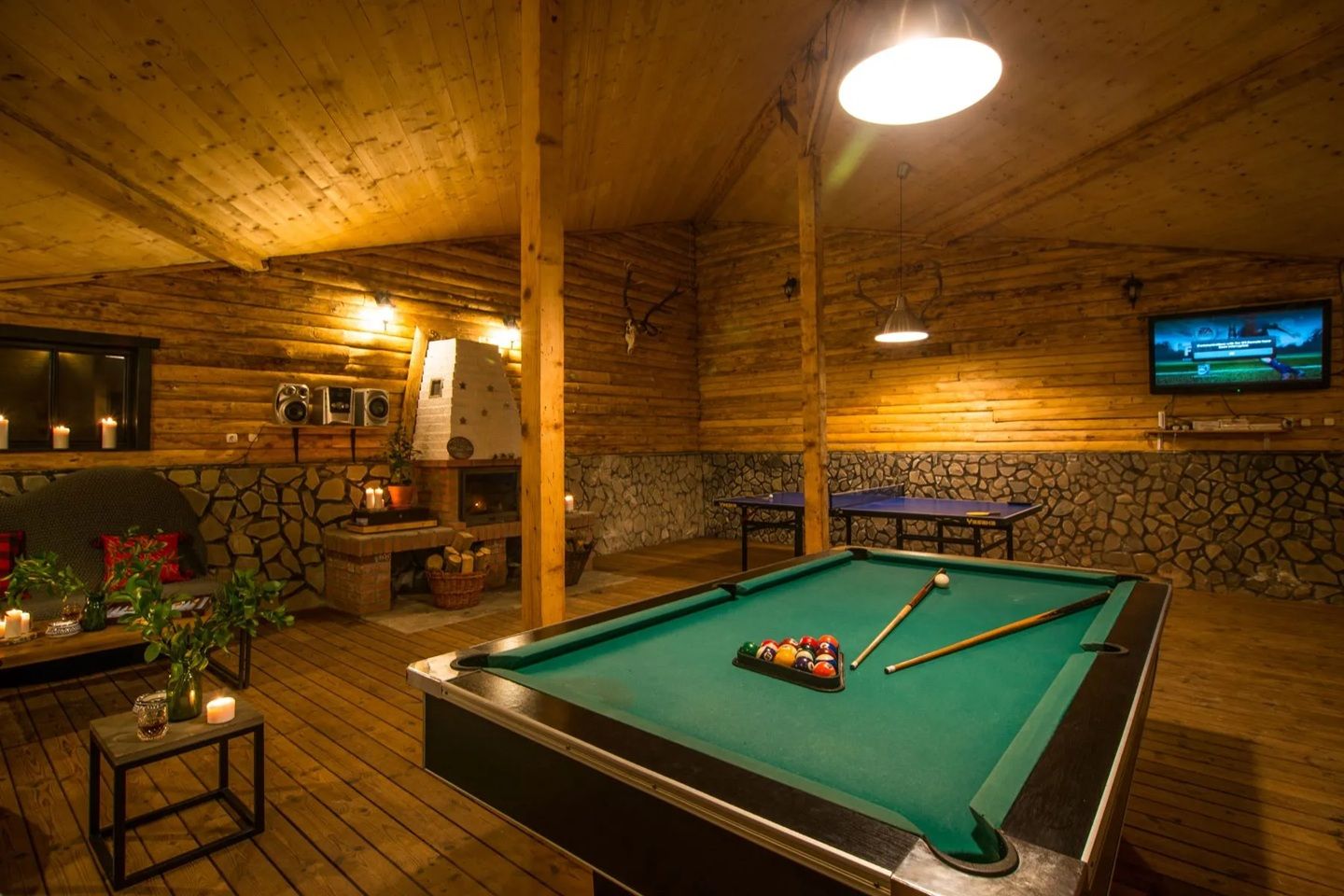 GALERIE FOTO | Cabană de vânătoare a lui Ceasușescu, scoasă la vânzare. La ce preț a fost listată - Poza 10