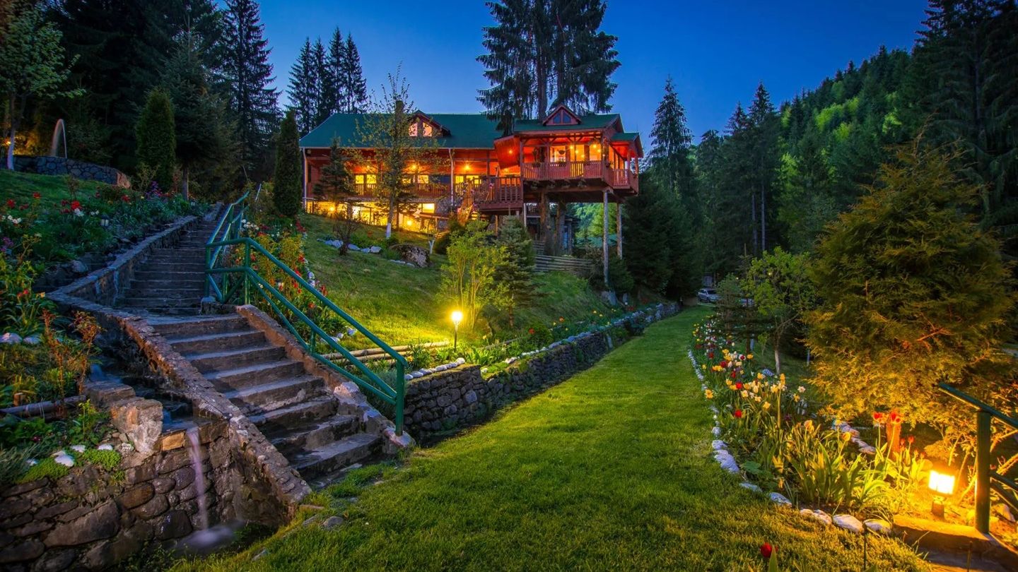 GALERIE FOTO | Cabană de vânătoare a lui Ceaușescu, scoasă la vânzare. La ce preț a fost listată