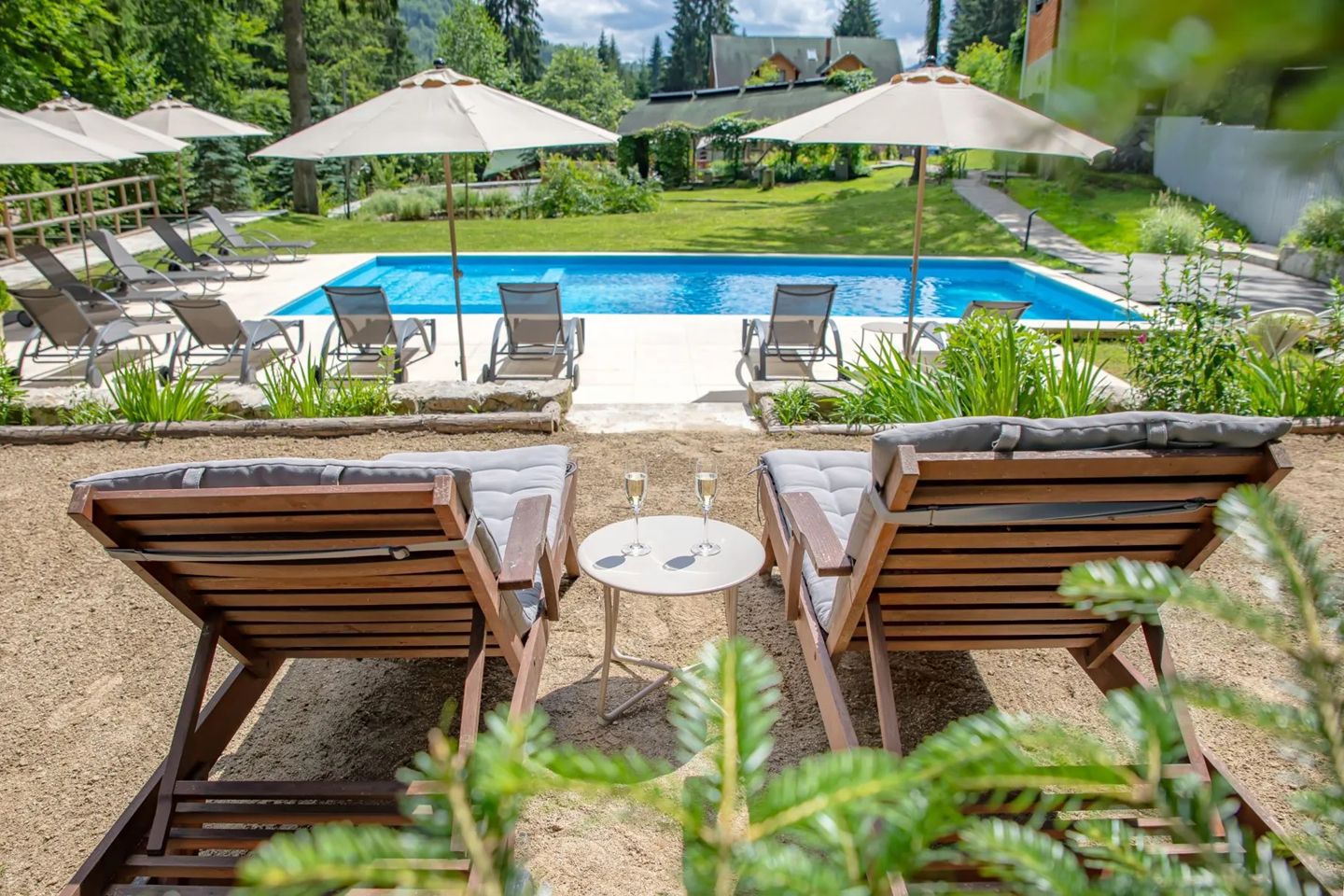 GALERIE FOTO | Cabană de vânătoare a lui Ceasușescu, scoasă la vânzare. La ce preț a fost listată - Poza 8
