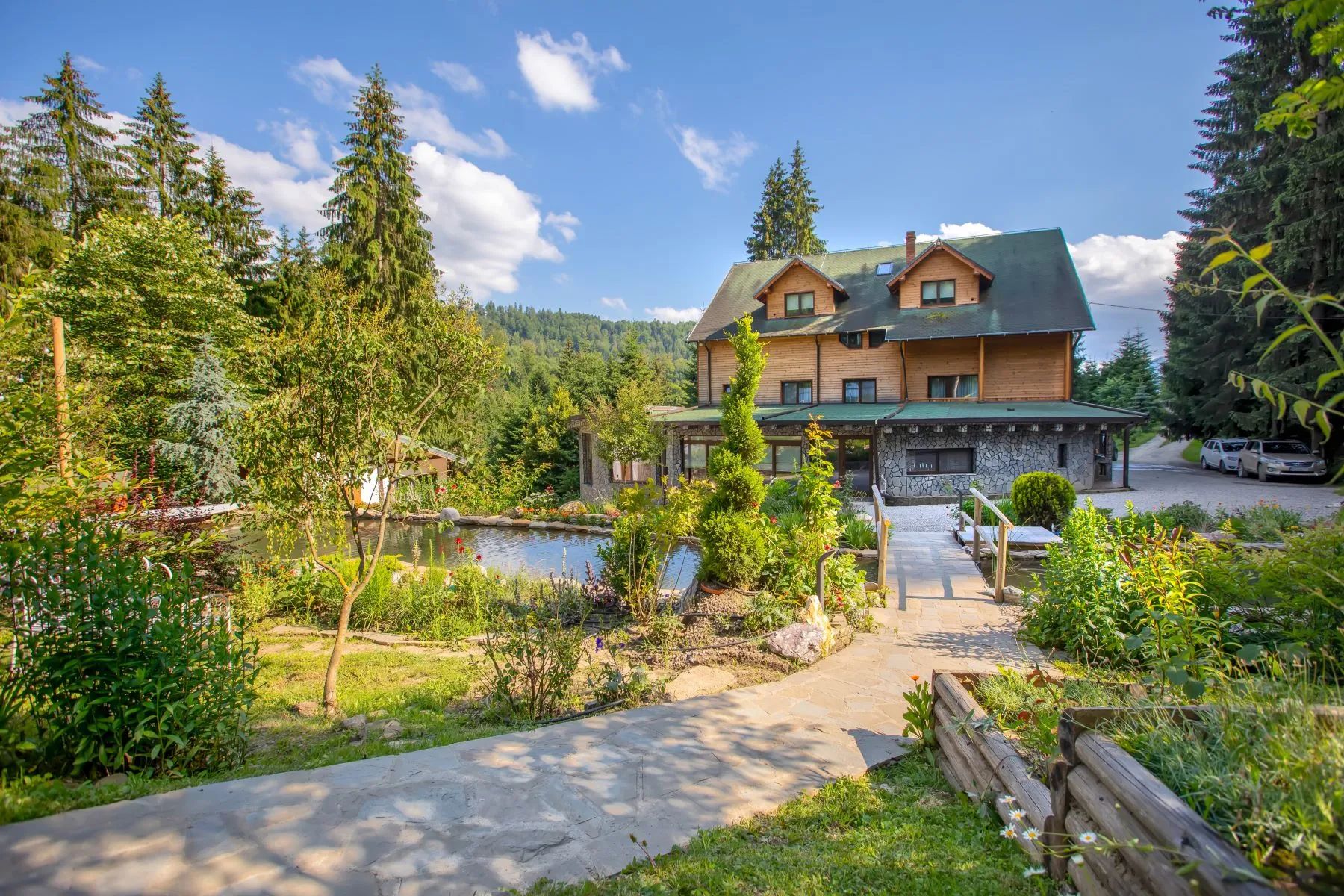 GALERIE FOTO | Cabană de vânătoare a lui Ceasușescu, scoasă la vânzare. La ce preț a fost listată - Poza 12