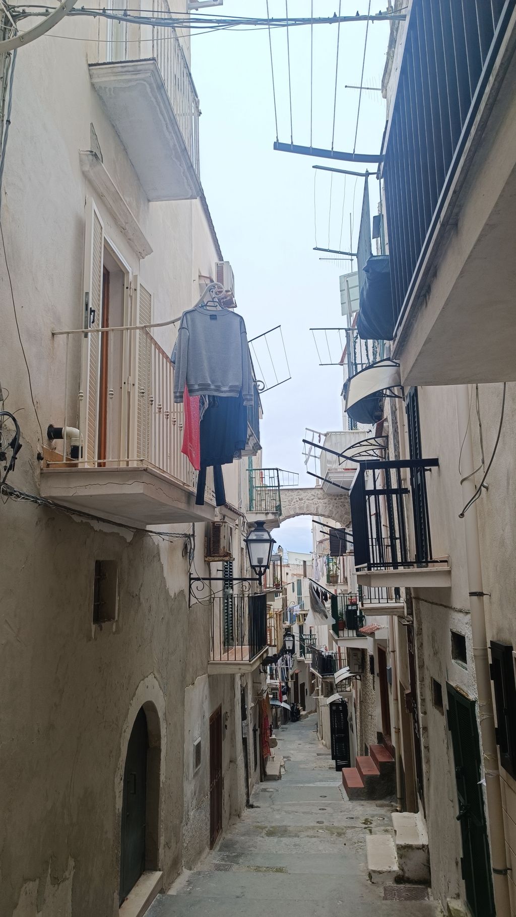 GALERIE FOTO: Vieste, orașul italian pitoresc cu străduțe ca-n filme, în care picioarele te poar - Imagine 4