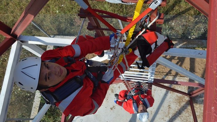 Un training poate salva viata muncitorilor la inaltime: cursurile costa doar cateva sute de lei, insa angajatorii vor sa economiseasca