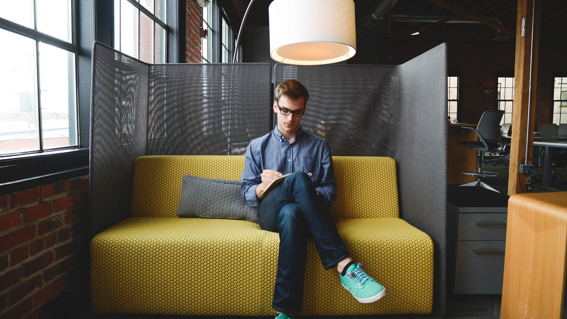 Generatia "Millennials" si schimbarile pe care tinerii le aduc in societate: ce noi categorii se contureaza si ce nevoi au de la spatiul de lucru