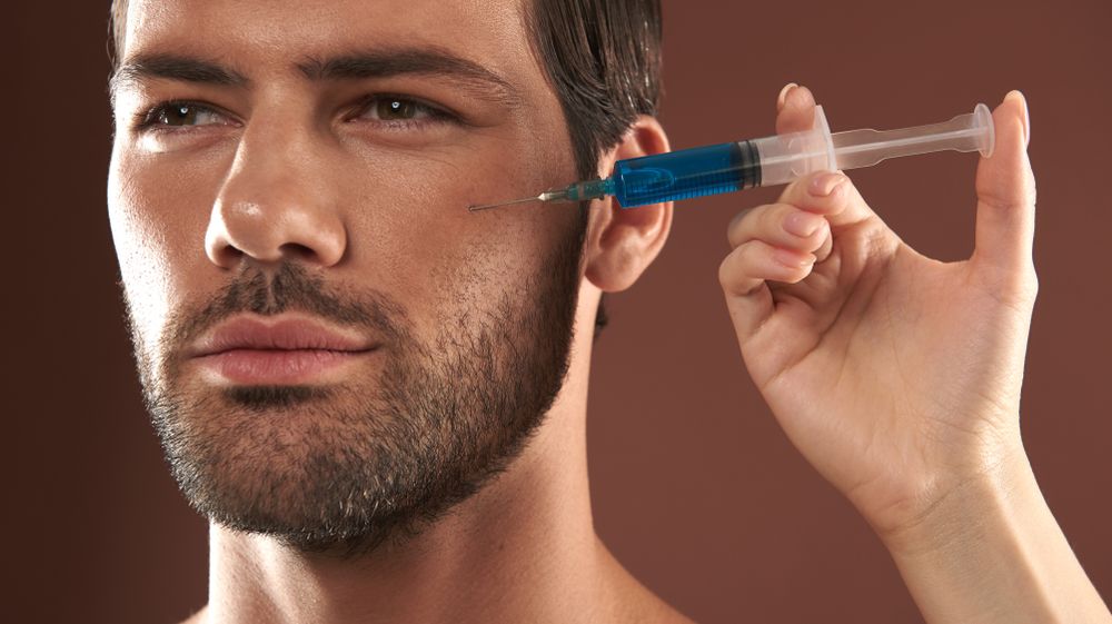 Bărbații români concurează cu femeile când vine vorba de înfrumusețare. Procedurile estetice masculine au crescut cu 40%