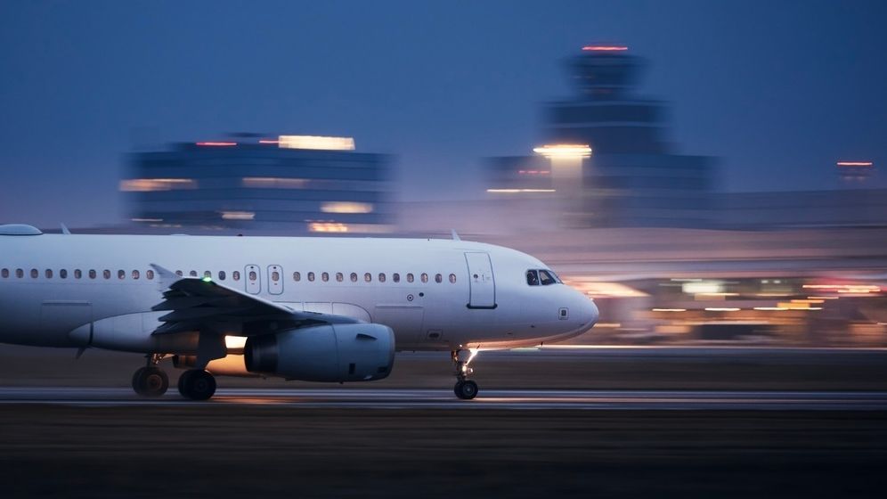 Bolojan vrea să aprobe personal fiecare deplasare în străinătate a bugetarilor din ministere