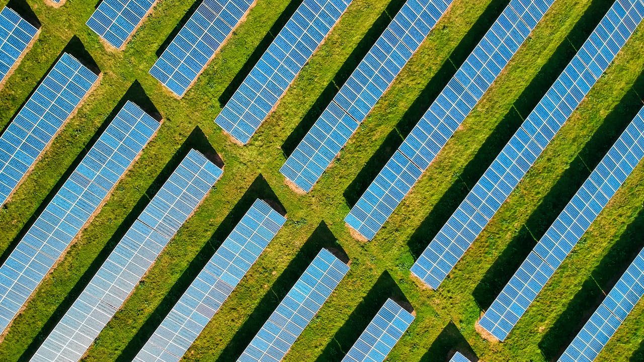 Independența energetică, mai mult decât un trend: Analiza unei investiții inteligente pentru companii și persoane fizice