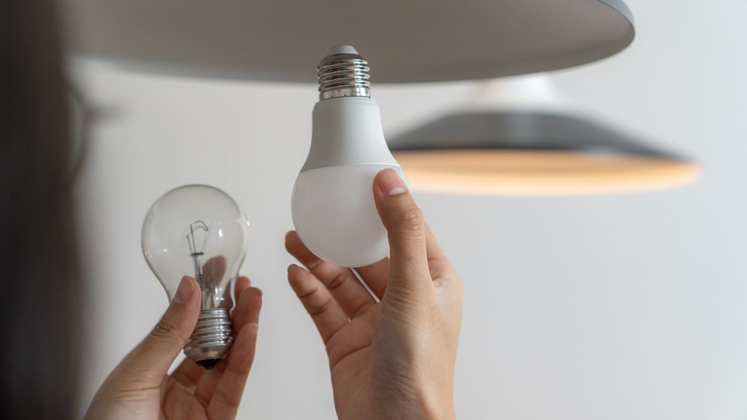 Prețuri energie electrică 2025: Ofertele sunt de până la 13 ori mai mari după 1 aprilie. Românii riscă să încheie contracte păguboase