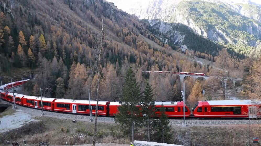 "Șarpele" elvețian. Cel mai lung tren de pasageri din lume are aproape 2 kilometri și 100 de vagoane