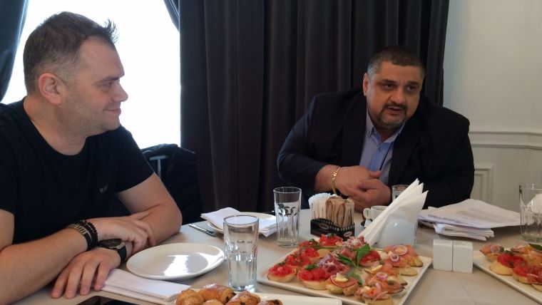 O discutie savuroasa cu reprezentantii taximetristilor: despre legea ca o jungla, problemele cu pretul, saga competitiei cu UBER