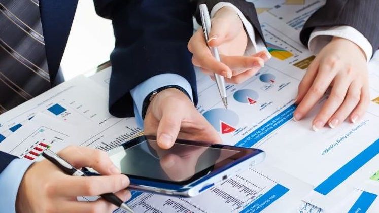 Grile de impozit pentru gospodarii: 0% pentru venituri lunare de sub 2.000 lei, 10% pentru restul