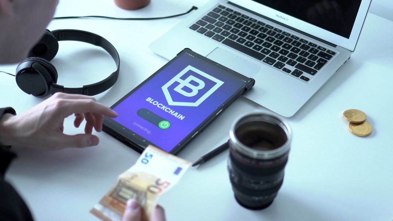 Ce este un contract inteligent și cum acesta contribuie la valoarea ETH?