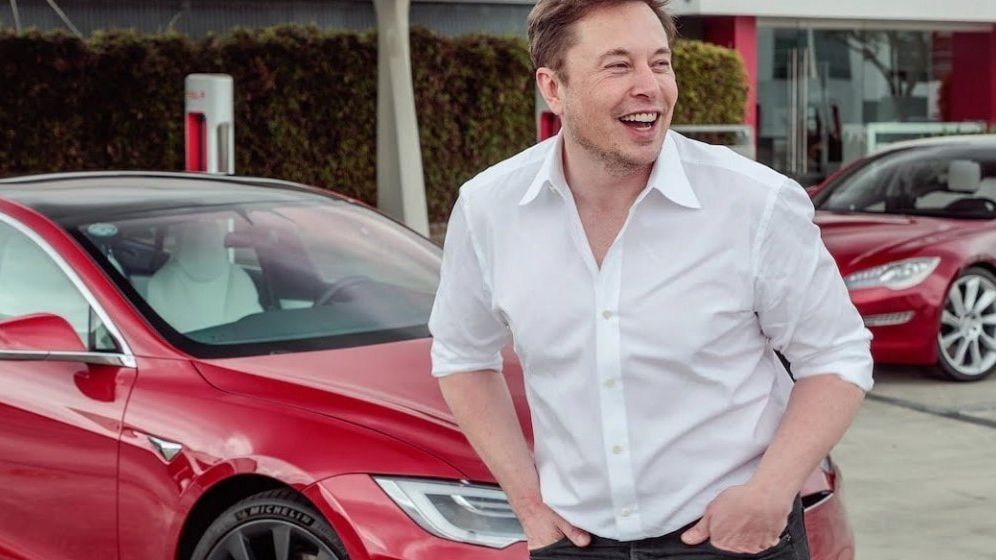 Elon Musk a lansat un fluier de 50 de dolari: Nu mai aruncați banii pe „cârpa aia de la Apple”