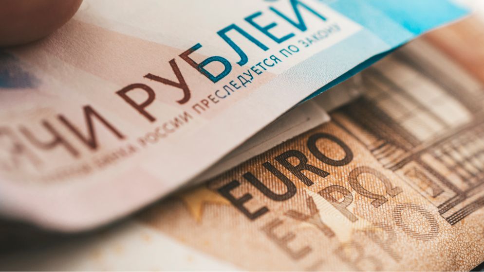 Rușii își scot masiv banii din bănci, de teama că Putin ar putea bloca accesul la conturi
