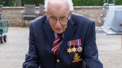 Tom Moore, un veteran de război din Marea Britanie, a strâns peste 28 de milioane de lire sterline pentru medici