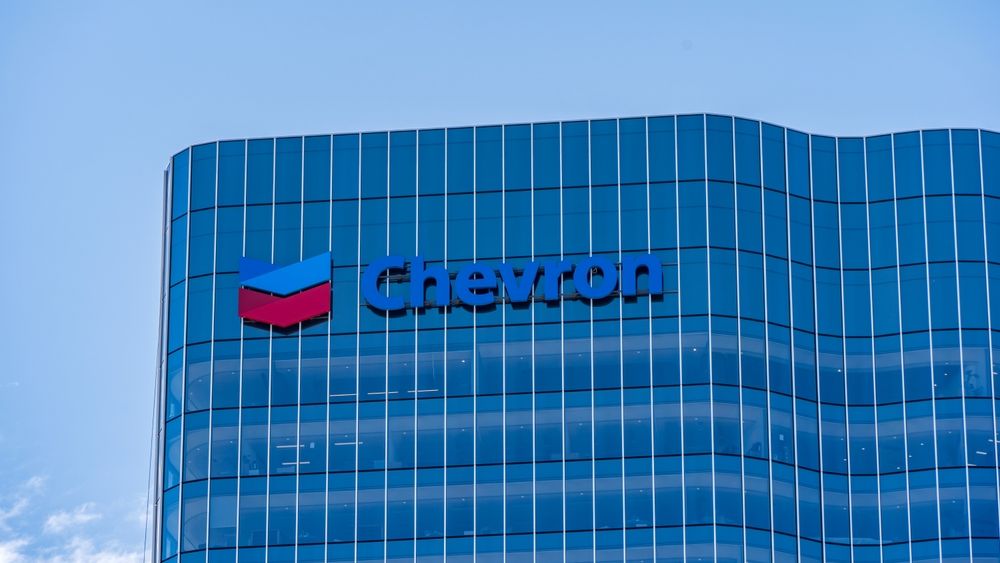 Concedierile lovesc și industria petrolieră: Chevron trimite acasă până la 20% din toți angajații săi. Care este motivul
