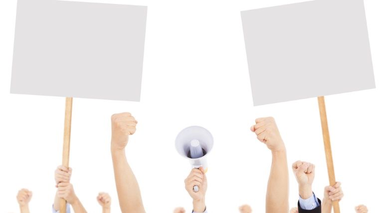 Soferii din Suceava protesteaza fata de scumpirea RCA. Traficul este ingreunat intre municipiile Suceava si Falticeni