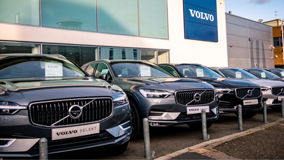 Primul producător auto internațional care anunță oficial că suspendă livrările în Rusia