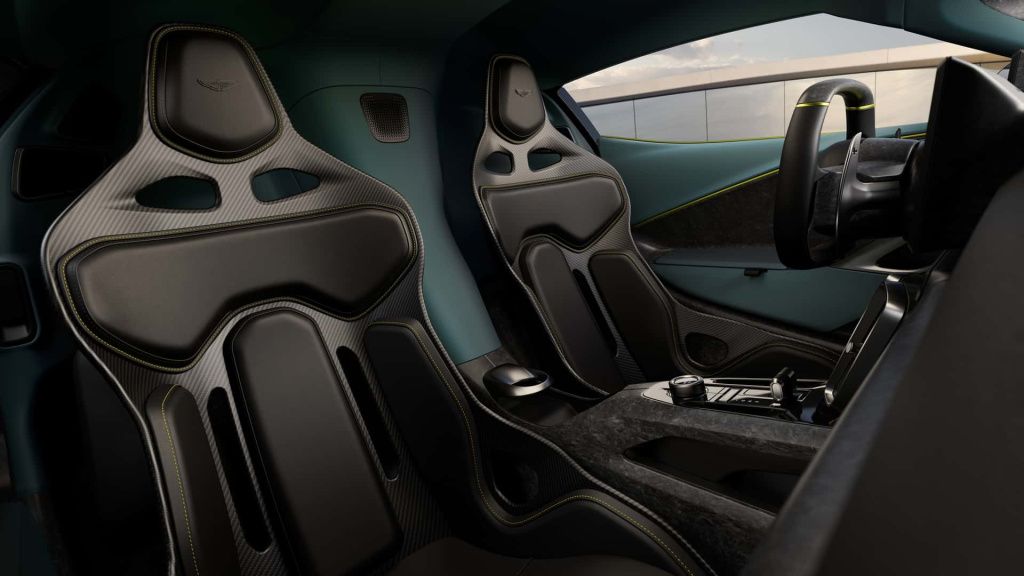 GALERIE FOTO | Aston Martin a adus Valhalla pe străzi cu un supercar de 1.064 CP - Imagine 8