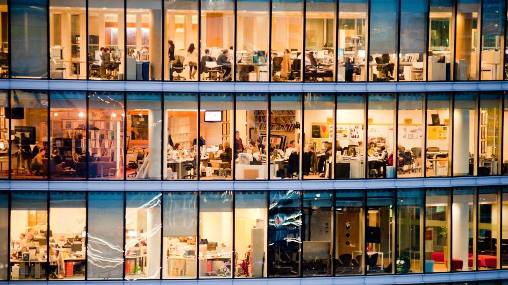 Unele companii cheltuie până la 10.000 de euro lunar pentru a-i atrage pe angajați la birou