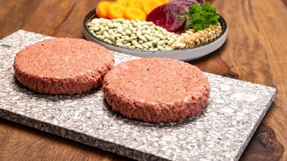 Senatul adoptă legea cărnii care va duce la interzicerea comercializării de carne sintetică