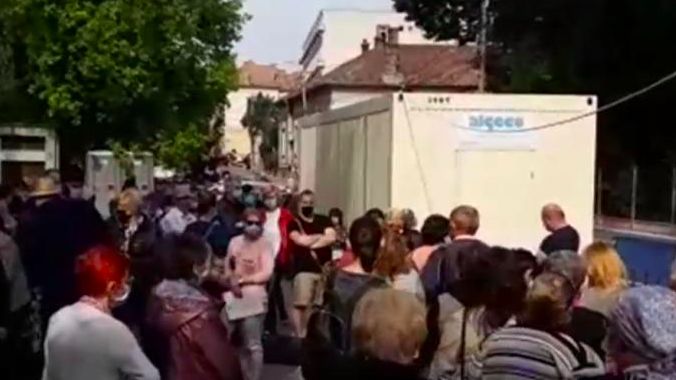 Coadă uriașă la Cluj. Sute de persoane așteaptă ore întregi să-și facă testul COVID