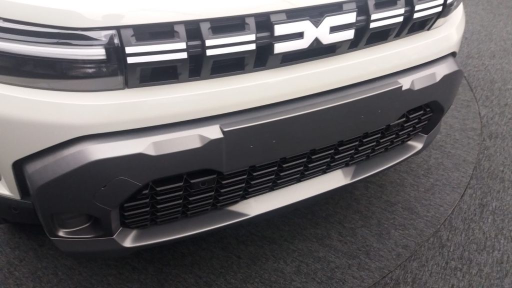 Duster III este primul model Dacia construit 100% în concordanță cu noul limbaj vizual.