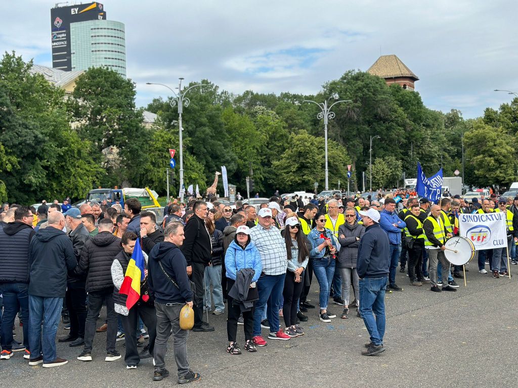 FOTO: Mai multe organizații sindicale protestează în fața Guvernului și cer reducerea fiscalitÄ - Imagine 1