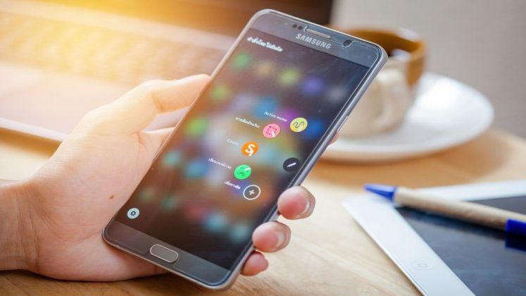 Samsung ar putea renunta la butoanele fizice pentru a dota Galaxy S8 cu un ecran care acopera cea mai mare parte a telefonului
