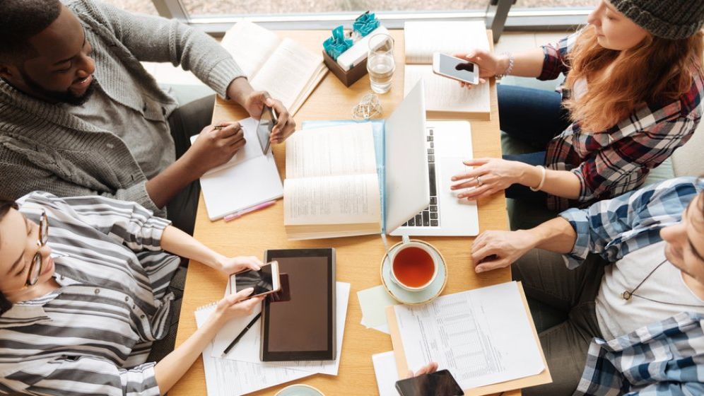 Generatia Millennials vrea anunturi de angajare pe site-urile de socializare si posibilitatea de a aplica de pe mobil