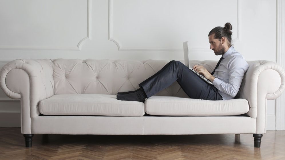 Studiu: 9 din 10 angajați preferă telemunca, deși 60% nu au condiții bune de lucru acasă