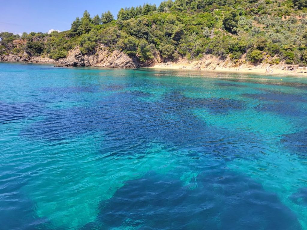 Skiathos, micuța insulă din Marea Egee cu păduri de pin, plaje premiate și povești medievale - Imagine 13