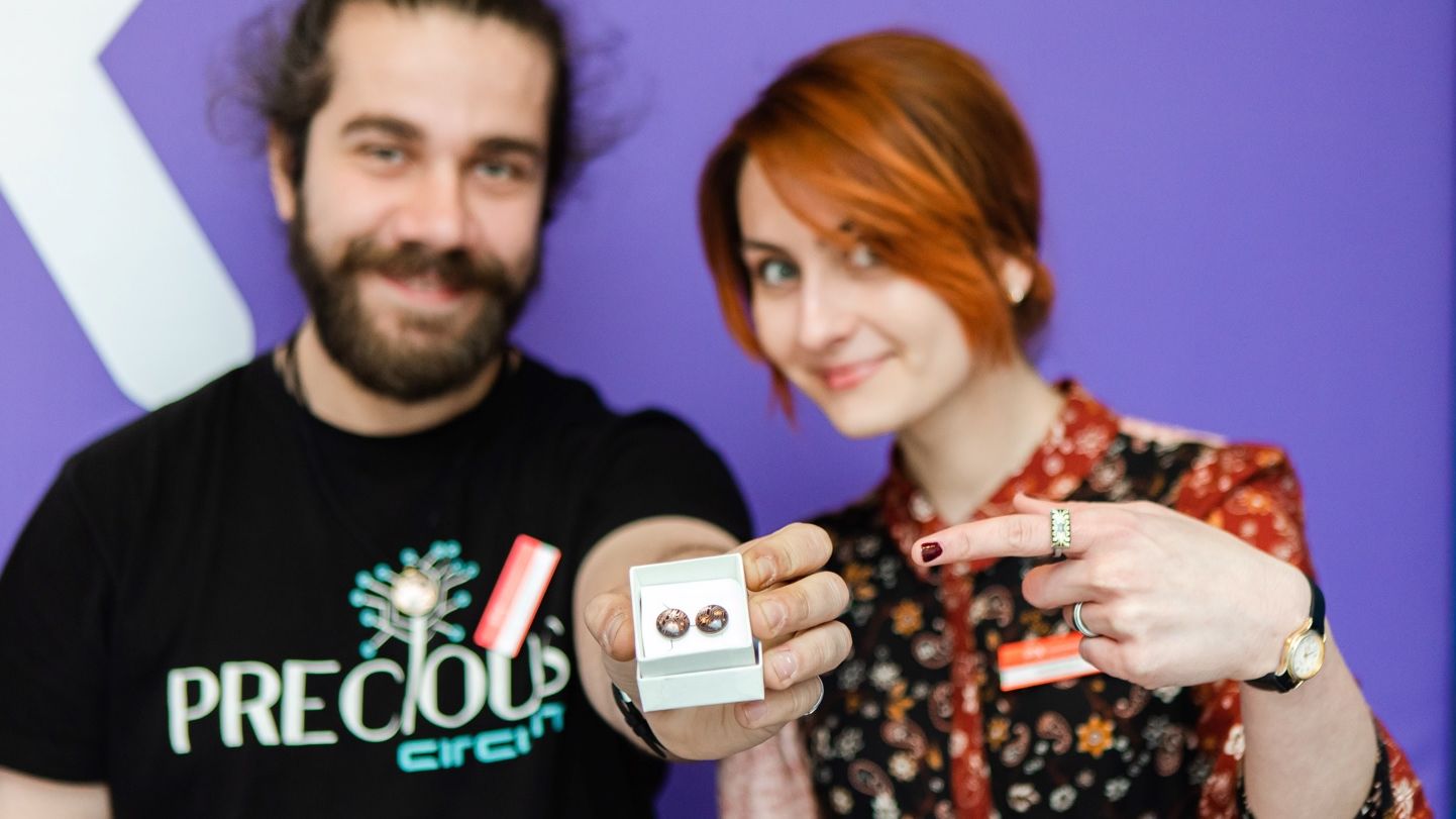 Povestea Precious Circuit, start-up-ul fondat de doi tineri care fac bijuterii din circuite electronice reciclate