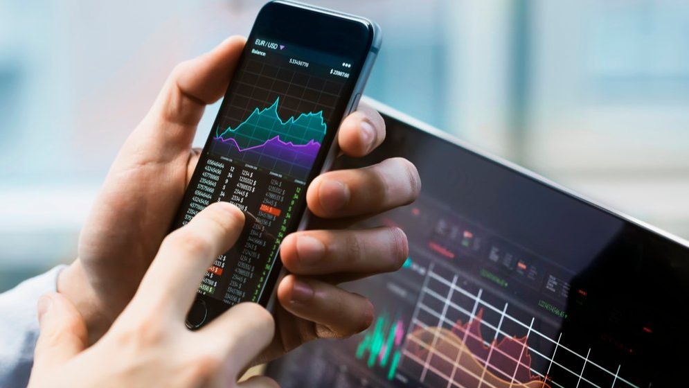 Ce fac românii când bursa scade? Studiu Raiffeisen: 36% continuă să investească, iar 27% pun și mai mulți bani