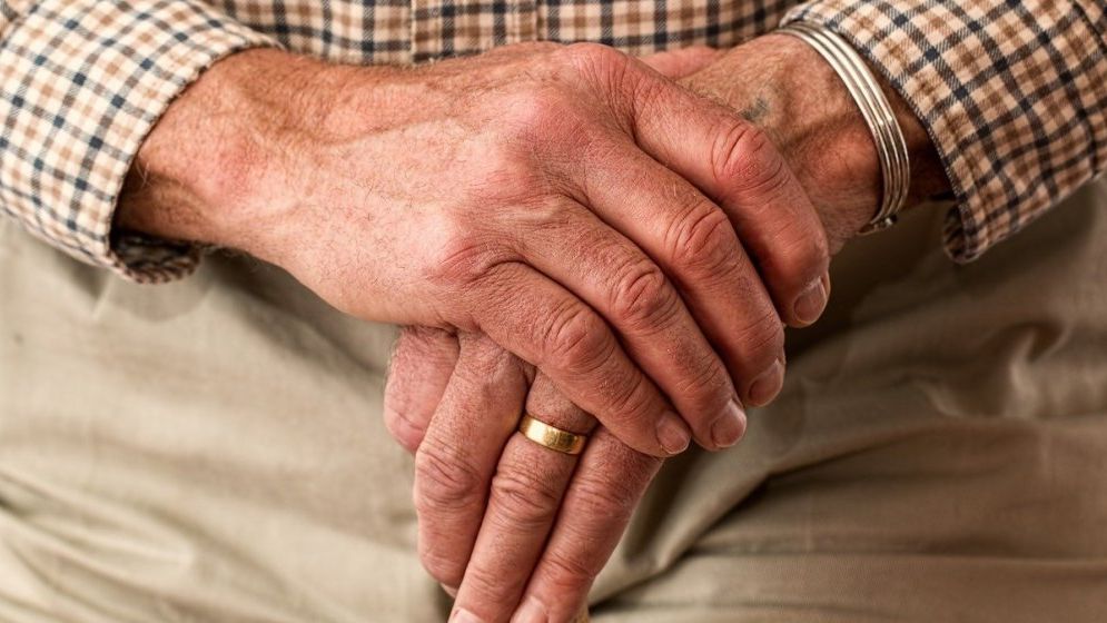 Ministrul Muncii îl contrazice pe Bolojan: Nu se ia în calcul majorarea vârstei de pensionare