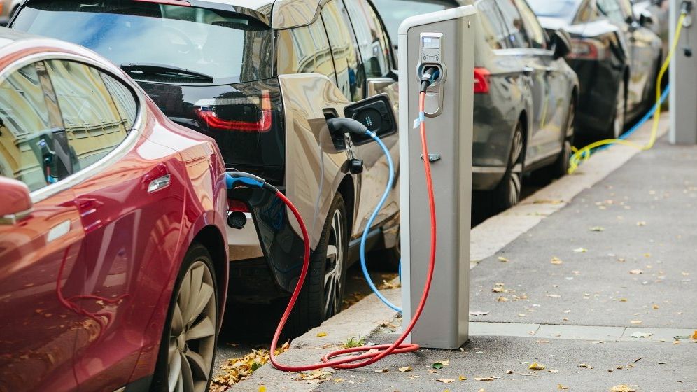 Ce masini electrice si hibride cumpara romanii?